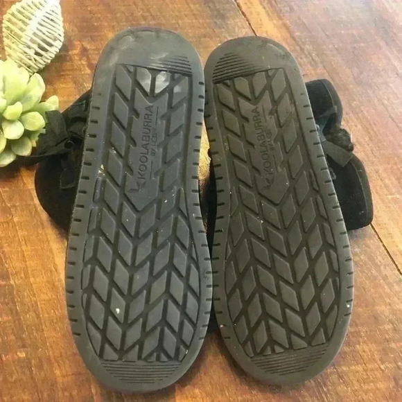 Koolaburra by Ugg | “Victoria Short” Black Suede Pull-on Boots w/Bows - Picture 6 of 7